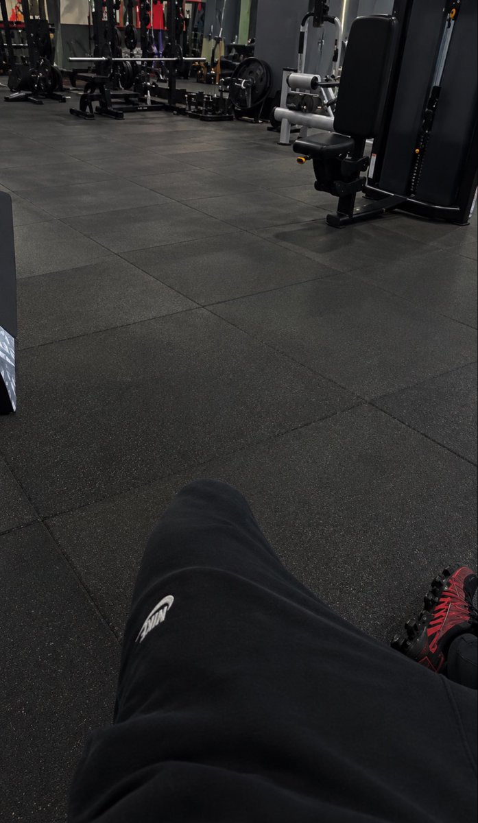 AlphaWiktor's tweet photo. Kto chce wyczyścić moje buty po treningu? https://t.co/NDAdu0nPNj