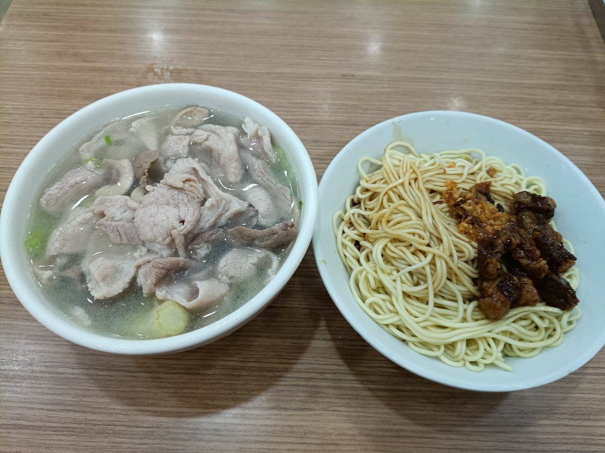 bci_'s tweet photo. 昨晩、外食で注文の際に店の人が私が日本人であることを知り話していると、そばにいた客の青年が日本語で話しかけてきた。最近まで日本の大学にいたが、学費が払えず休学して深圳に戻ってきたらしい。食べながら彼と話したが、「こっちに来て不安はないですか？」と聞いてきた。

「何も不安は感じませんが⋯何故？」と質問すると、青年はしばらく考え込んで、
「こっちは世界人民大団結！世界人民大団結！だからですよ」と答えた。

これは北京の天安門に掲げられているスローガンである。つまり、日本語であっても公衆の面前で共産党の悪口は言えない。だから、こういう言い方をするのだろう。

つまり彼は日本留学で今の日中関係を外部から客観視し、日本人が中国で拘束されているのを知っているから、このような心配をしてくれたのだと思われる。