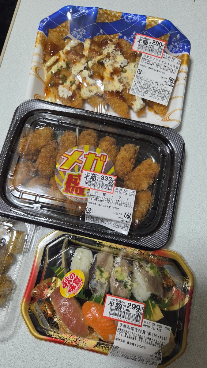 endless725's tweet photo. 本日は惣菜祭りだよ。しかもフライ系がいっぱい。牡蠣フライゲット✨️半額寿司も嬉しい。フライにはさらにマヨネーズ。これがやっぱり合うのだ！今日はピーマン切りました🤣それでは乾杯でーす🍻
#晩酌　
#Twitter晩酌部　
#おうちごはん https://t.co/DxbjT3xvYT