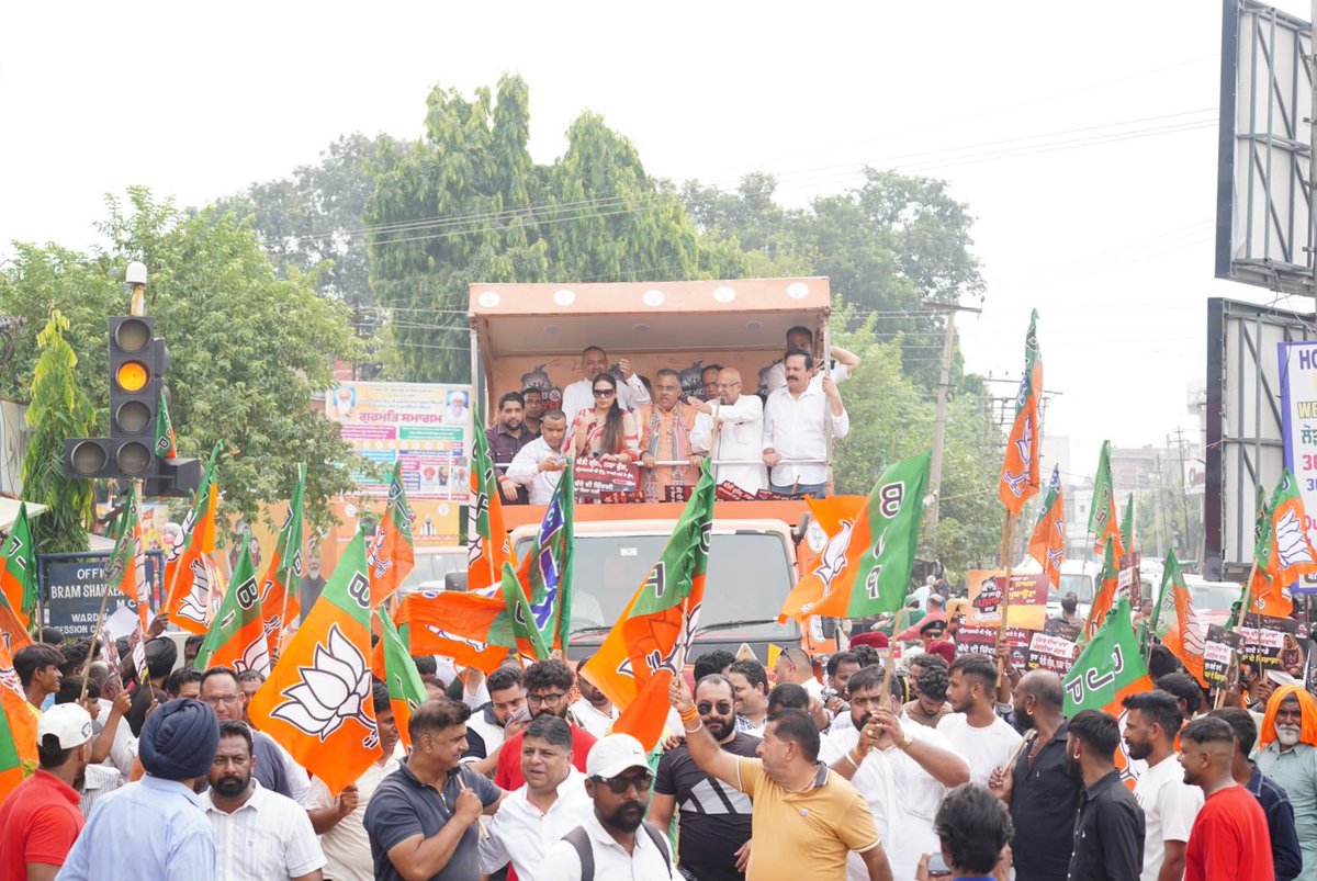tarunchughbjp's tweet photo. आज होशियारपुर में आयोजित #NashaMuktPunjabYatra में शामिल हुआ।  

आज हर घर में उजड़ती मांगें, अनाथ होते बच्चे और मांओं के आंसू गुरू दोखी भगवंत मान सरकार के झूठे दावों की पोल खोल रहे हैं। नशा तस्कर खुलेआम तांडव मचा रहे हैं और सरकार गहरी नींद में है।

इस गंभीर संकट के बीच, भारतीय जनता पार्टी ने पंजाब के भव���ष्य को बचाने के लिए जो दृढ़ संकल्प लिया है, वही आज राज्य की असली उम्मीद है। प्रधानमंत्री नरेंद्र मोदी जी के मार्गदर्शन और भाजपा की मजबूत राजनीतिक इच्छाशक्ति के साथ, पार्टी इस नासूर को जड़ से उखाड़ने के लिए पूरी प्रतिबद्धता से मैदान में उतरी है।

नशे के इस काले नेटवर्क को नेस्तनाबूद करने और पीड़ित परिवारों क�� न्याय दिलाने के लिए भाजपा का यह संघर्ष तब तक जारी रहेगा, जब तक पंजाब को इस अभिशाप से पूरी तरह मुक्त नहीं कर दिया जाता!
@BJP4Punjab