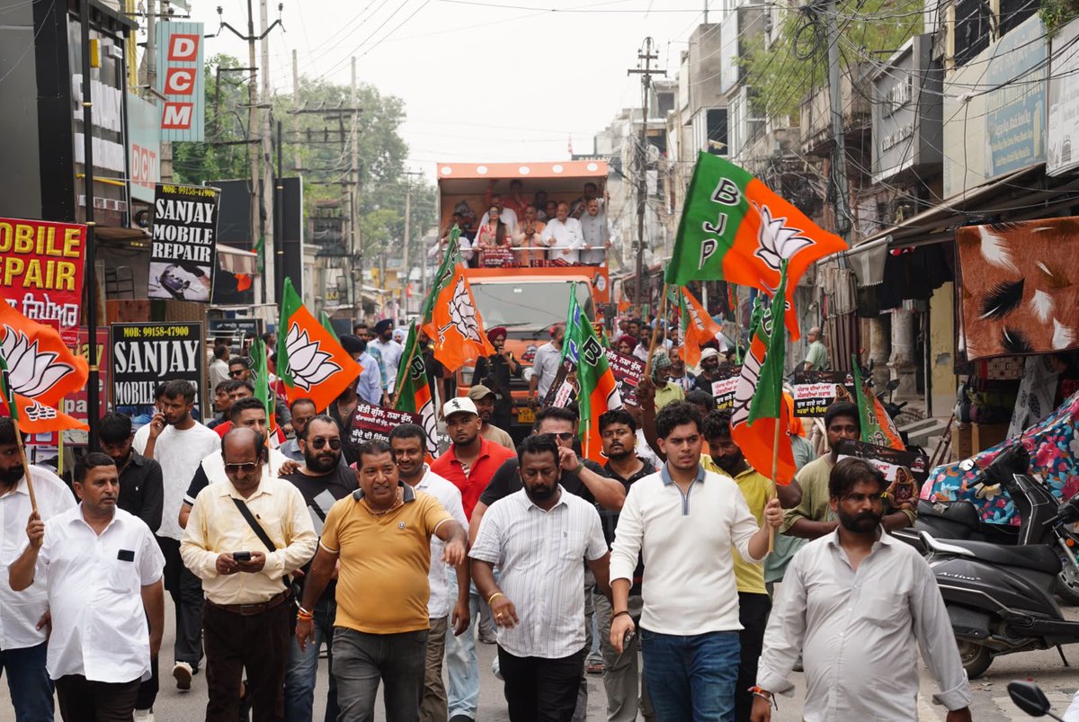 tarunchughbjp's tweet photo. आज होशियारपुर में आयोजित #NashaMuktPunjabYatra में शामिल हुआ।  

आज हर घर में उजड़ती मांगें, अनाथ होते बच्चे और मांओं के आंसू गुरू दोखी भगवंत मान सरकार के झूठे दावों की पोल खोल रहे हैं। नशा तस्कर खुलेआम तांडव मचा रहे हैं और सरकार गहरी नींद में है।

इस गंभीर संकट के बीच, भारतीय जनता पार्टी ने पंजाब के भव���ष्य को बचाने के लिए जो दृढ़ संकल्प लिया है, वही आज राज्य की असली उम्मीद है। प्रधानमंत्री नरेंद्र मोदी जी के मार्गदर्शन और भाजपा की मजबूत राजनीतिक इच्छाशक्ति के साथ, पार्टी इस नासूर को जड़ से उखाड़ने के लिए पूरी प्रतिबद्धता से मैदान में उतरी है।

नशे के इस काले नेटवर्क को नेस्तनाबूद करने और पीड़ित परिवारों क�� न्याय दिलाने के लिए भाजपा का यह संघर्ष तब तक जारी रहेगा, जब तक पंजाब को इस अभिशाप से पूरी तरह मुक्त नहीं कर दिया जाता!
@BJP4Punjab