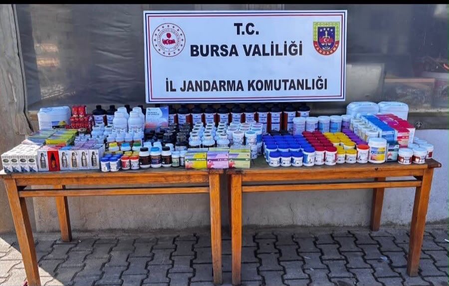bursailjandarma's tweet photo. Komutanlığımız emrinde görevli ekiplerimiz tarafından, Bursa ili Gürsu ilçesinde kaçakçılık ile mücadele kapsamında yürütülen çalışmalarda yurtdışından yasa dışı yollarla Türkiye'ye getirilen tıbbi kuş ilaçlarının satışını yaptığı tespit edilen (1) şüpheli şahsa ait ikamet, işyeri ve (2) aracında yapılan adli aramalarda piyasa değeri yaklaşık 1.500.000 TL olan,

🟥🟦 422 adet çeşitli marka ve ebatlarda ‘’Veteriner Tıbbi Kuş İlacı’’ ele geçirilmiştir.

Şüpheli (1) şahısla ilgili adli işlemlere başlanmış olup ayrıca Gürsu İlçe Tarım ve Orman Müdürlüğü personeli tarafından şüpheli şahıs hakkında idari işlemler yapılacaktır.

Bursa İl Jandarma Komutanlığı olarak, halk sağlığını tehdit eden ve kamu düzenini bozan kaçakçılık faaliyetleriyle mücadelemiz aynı azim ve kararlılıkla devam edecektir.

📍 Gürsu

#Jandarma
#Bursa 
@jandarma