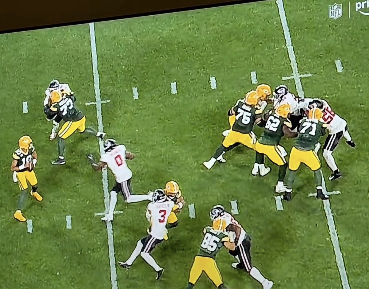 Lunch_Moneyyy's tweet photo. @AntGhee They ain’t saving us brother, that o-line is hot ass… https://t.co/WjcTj1IYJs