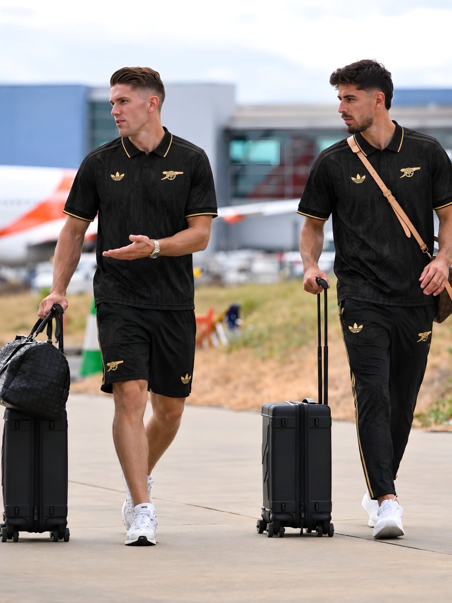 Teamgyokeres's tweet photo. 🚨 Arsenal third kit for the season is said to be black.

This is how it looks on Viktor gyokeres and Kai havertz 🖤 🔥 https://t.co/acqL7pAut1