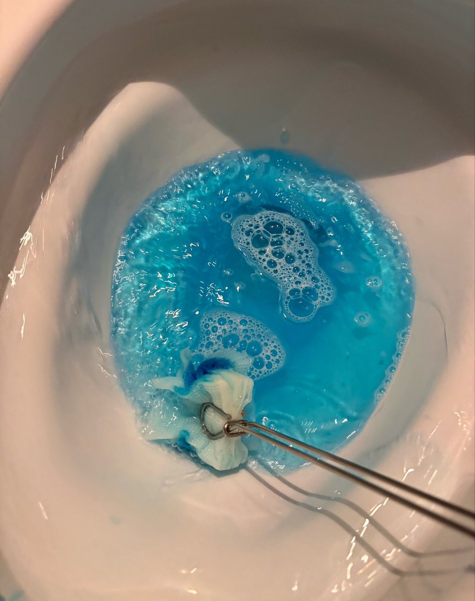 mogu_aitem's tweet photo. トイレ掃除は、百均のトングと流せるブラシを組み合わせましょう！
使い終わったらポイできるから衛生的☺️ https://t.co/6u7hAFcS7a