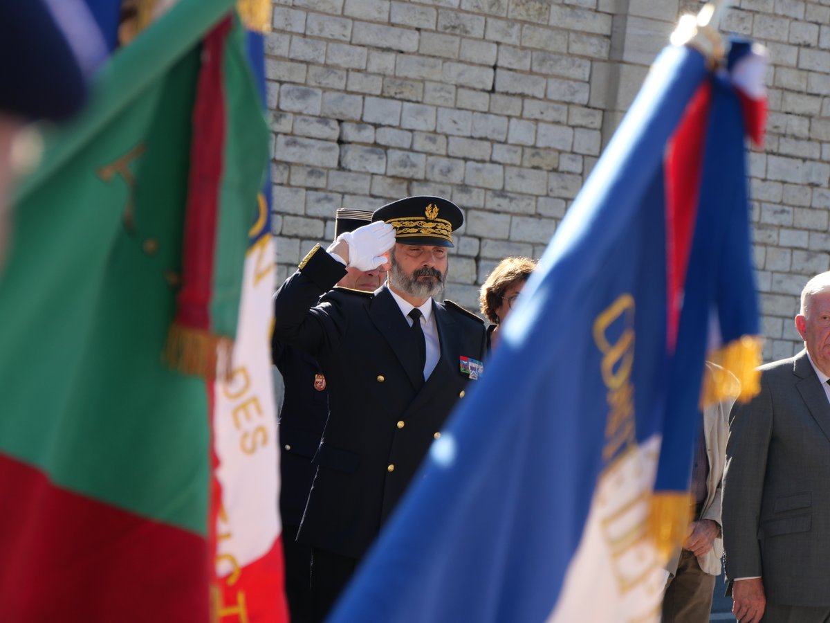 Prefet86's tweet photo. 🇫🇷  Ce vendredi 25 septembre, à #Poitiers, #hommage aux harkis, moghaznis et personnels des formations supplétives et assimilés, qui ont servi la France durant la guerre d’Algérie.  Ce jour est un temps de recueillement et de reconnaissance. #DevoirDeMémoire https://t.co/cxTyqcCh2A