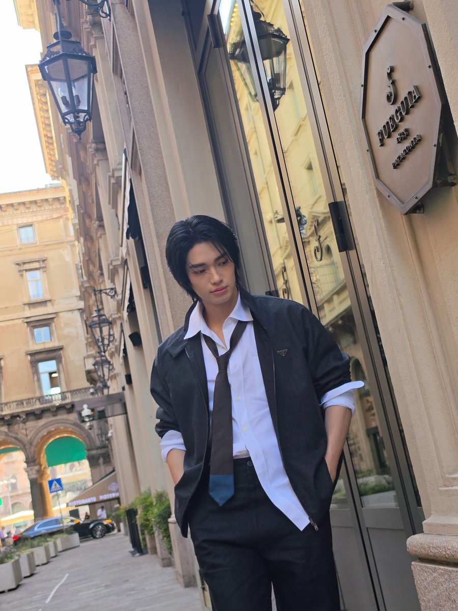 WinmetawinO's tweet photo. In Prada, naturally. #PradaSS27 #Prada @Prada 

WIN DEFINES PRADA SS27
#winmetawin @winmetawin https://t.co/LhZBgzl1UF