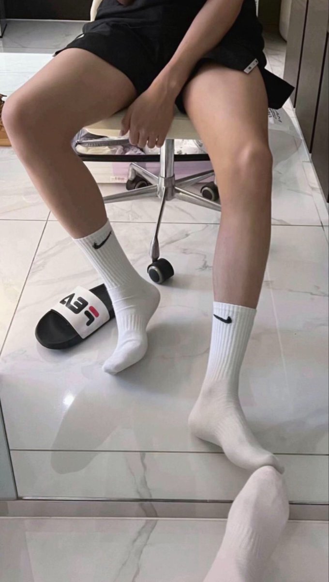 Yoyog5o's tweet photo. نبي خاضع مطيع تحت رجليا وتينتي سناب🥵🥵 https://t.co/EfgK5NalJl