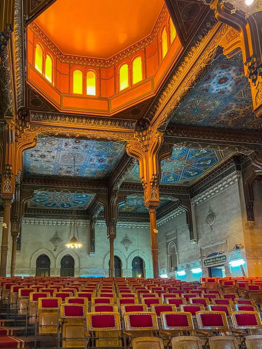 engazatmasr2020's tweet photo. كنز من كنوز القاهرة محدش يعرف عنه حاجة تقريبًا! 😍🏛️

دي الجمعية الجغرافية المصرية… واحدة من الأماكن اللي بجد تستحق تتشاف، واللي هتخرج منها بمعلومات مش هتنساها ❤️ 

المكان ده اتأسس سنة 1875، في عهد الخديوي إسماعيل، وكان اسمه وقتها الجمعية الجغرافية الخديوية؟ 🇪🇬

اتعملت بهدف دراسة الجغرافيا وتشجيع الرحلات الاستكشافية في أفريقيا، خصوصًا المناطق اللي كانت لسه غير معروفة بشكل كافٍ، ومناطق منابع النيل.

والأجمل إنها بتُعتبر تاسع جمعية جغرافية في العالم، وأول جمعية جغرافية خارج أوروبا والأمريكتين! 🌍📚

المكان ده مش مجرد متحف عادي…
الدور اللي فوق، فيه مكتبة ومجموعة من الكتب والموسوعات والخرائط القديمة والصور الفوتوغرافية اللي بتوثق تاريخ مصر 📚🗺️

بجد إحنا عندنا كنوز كتير أوي في مصر، وفي أماكن تستحق إنها تكون على خريطة كل واحد بيحب التاريخ والثقافة 🇪🇬❤️

📍 الجمعية الجغرافية المصرية – وسط البلد، القاهرة