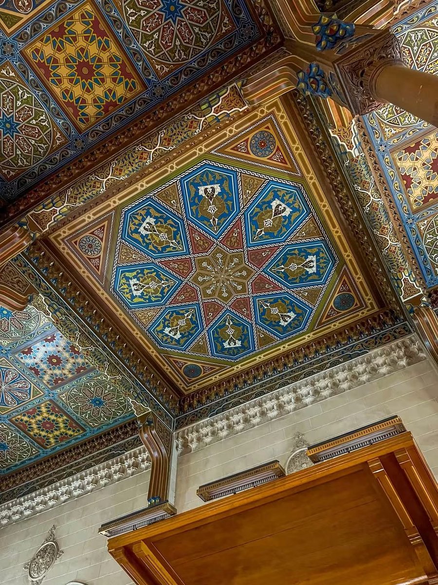 engazatmasr2020's tweet photo. كنز من كنوز القاهرة محدش يعرف عنه حاجة تقريبًا! 😍🏛️

دي الجمعية الجغرافية المصرية… واحدة من الأماكن اللي بجد تستحق تتشاف، واللي هتخرج منها بمعلومات مش هتنساها ❤️ 

المكان ده اتأسس سنة 1875، في عهد الخديوي إسماعيل، وكان اسمه وقتها الجمعية الجغرافية الخديوية؟ 🇪🇬

اتعملت بهدف دراسة الجغرافيا وتشجيع الرحلات الاستكشافية في أفريقيا، خصوصًا المناطق اللي كانت لسه غير معروفة بشكل كافٍ، ومناطق منابع النيل.

والأجمل إنها بتُعتبر تاسع جمعية جغرافية في العالم، وأول جمعية جغرافية خارج أوروبا والأمريكتين! 🌍📚

المكان ده مش مجرد متحف عادي…
الدور اللي فوق، فيه مكتبة ومجموعة من الكتب والموسوعات والخرائط القديمة والصور الفوتوغرافية اللي بتوثق تاريخ مصر 📚🗺️

بجد إحنا عندنا كنوز كتير أوي في مصر، وفي أماكن تستحق إنها تكون على خريطة كل واحد بيحب التاريخ والثقافة 🇪🇬❤️

📍 الجمعية الجغرافية المصرية – وسط البلد، القاهرة