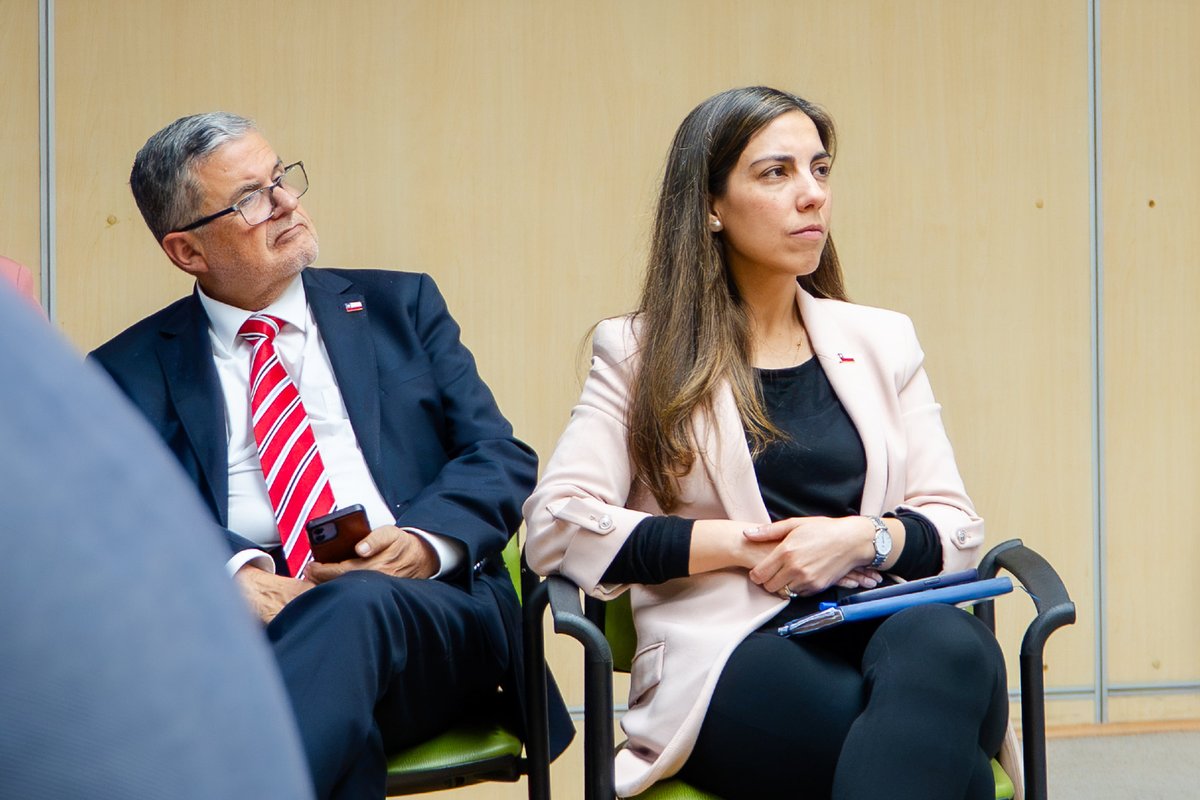 ministeriosalud's tweet photo. Este jueves se vivió la tercera sesión plenaria del Consejo Nacional de Salud, encabezada por la ministra de Salud, May Chomali, con la participación de los subsecretarios Alejandra Pizarro y Julio Montt, además de expertos de los ámbitos público, privado, académico y gremial.

La valiosa instancia de diálogo buscar elaborar propuestas para fortalecer la salud pública del país, haciéndola más resolutiva y centrada en las personas.
