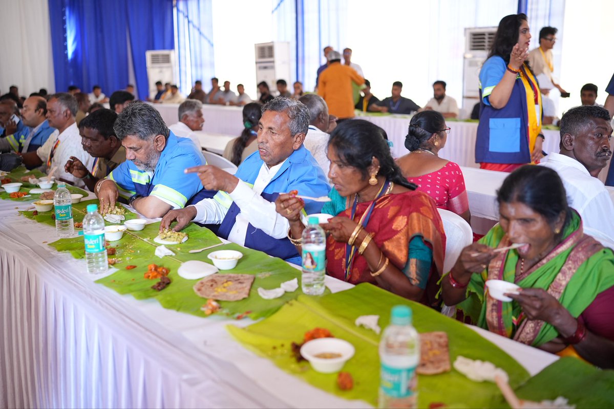 DKShivakumar's tweet photo. "ಮಗಳು ಖಾಸಗಿ ಶಾಲೆಯಲ್ಲಿ ಓದುತ್ತಿದ್ದಳು. ಮಗಳನ್ನು ನಾನು ಶಾಲೆಗೆ ಬಿಡಲು ಹೋದಾಗ ಮಗಳ ಸಹಪಾಠಿ, "ನಿಮ್ಮಮ್ಮ ಕಾರ್ಪೋರೇಶನ್ ಯುನಿಫಾರ್ಮ್ ಹಾಕ್ಕೊಂಡು ಬಂದಿದ್ದಾರೆ, ವಾಸನೆ.. ದೂರ ಕೂತ್ಕೋ..ನನ್ನ ಪಕ್ಕ ಬರಬೇಡ" ಅಂತ ಹೀಯಾಳಿಸಿ ದೂರ ತಳ್ಳಿದಳಂತೆ!”

ಅರಮನೆ ಮೈದಾನದಲ್ಲಿ ನಡೆದ ಪೌರಕಾರ್ಮಿಕರ ದಿನಾಚರಣೆಯಲ್ಲಿ, ಈ ಘಟನೆಯನ್ನು ನೆನೆದು ಪೌರಕಾರ್ಮಿಕೆ ತಾಯಿಯೊಬ್ಬರು ಕಣ್ಣೀರು ಹಾಕಿದ ವಿಡಿಯೋ ನೋಡಿ ಮನಸ್ಸಿಗೆ ಅತೀವ ನೋವಾಯಿತು. ಶ್ರಮದಲ್ಲೇ ಶಿವನನ್ನು ಕಾಣುವ ಪೌರಕಾರ್ಮಿಕರೇ ನಿಜವಾದ ಕಾಯಕಯೋಗಿಗಳು. ಅವರಿಲ್ಲದೆ ನಮ್ಮ ನಗರಗಳು ಸ್ವಚ್ಛವಾಗಿರಲು ಹಾಗೂ ನಾವೆಲ್ಲರೂ ಆರೋಗ್ಯವಾಗಿರಲು ಸಾಧ್ಯವೇ ಇಲ್ಲ.

ಇದಕ್ಕಾಗಿಯೇ ಕಾರ್ಯಕ್ರಮದಲ್ಲಿ ನಾನು ಅವರ ಸಮವಸ್ತ್ರವನ್ನು ಧರಿಸಿ, ಅವರೊಂದಿಗೆ ಕುಳಿತು ಊಟ ಮಾಡಿದೆ. ಇದೊಂದು ತೋರಿಕೆಯ ನಡೆಯಲ್ಲ, ನಮ್ಮ ಸುಸಂಸ್ಕೃತ ಸಮಾಜದಲ್ಲಿ ಇಂತಹ ಅಸ್ಪೃಶ್ಯ ಮನೋಭಾವನೆ ಸಂಪೂರ್ಣವಾಗಿ ತೊಲಗಬೇಕು ಎಂಬ ಆಶಯ.

ಜಗಜ್ಯೋತಿ ಬಸವಣ್ಣನವರು ಹೇಳಿದಂತೆ:

"ಇವನಾರವ, ಇವನಾರವ, ಇವನಾರವನೆಂದೆನಿಸದಿರಯ್ಯಾ
ಇವ ನಮ್ಮವ, ಇವ ನಮ್ಮವ, ಇವನಮ್ಮವನೆಂದೆನಿಸಯ್ಯಾ"

ಮಾನವೀಯತೆಯೇ ಧರ್ಮವಾಗಿರುವ ಈ ನಾಡಿನಲ್ಲಿ ಎಲ್ಲರನ್ನೂ ಸಮಾನವಾಗಿ ಕಾಣೋಣ. ನಮ್ಮ ಆಪತ್ಬಾಂಧವರಾದ ಪೌರಕಾರ್ಮಿಕರನ್ನು ಮತ್ತು ಅವರ ಶ್ರೇಷ್ಠ ಕಾಯಕವನ್ನು ನಾವೆಲ್ಲರೂ ಗೌರವಿಸೋಣ.

#DignityOfLabour