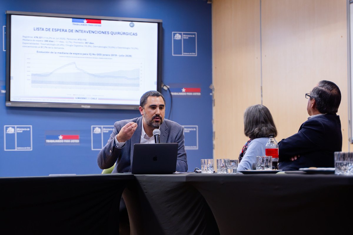 ministeriosalud's tweet photo. Este jueves se vivió la tercera sesión plenaria del Consejo Nacional de Salud, encabezada por la ministra de Salud, May Chomali, con la participación de los subsecretarios Alejandra Pizarro y Julio Montt, además de expertos de los ámbitos público, privado, académico y gremial.

La valiosa instancia de diálogo buscar elaborar propuestas para fortalecer la salud pública del país, haciéndola más resolutiva y centrada en las personas.