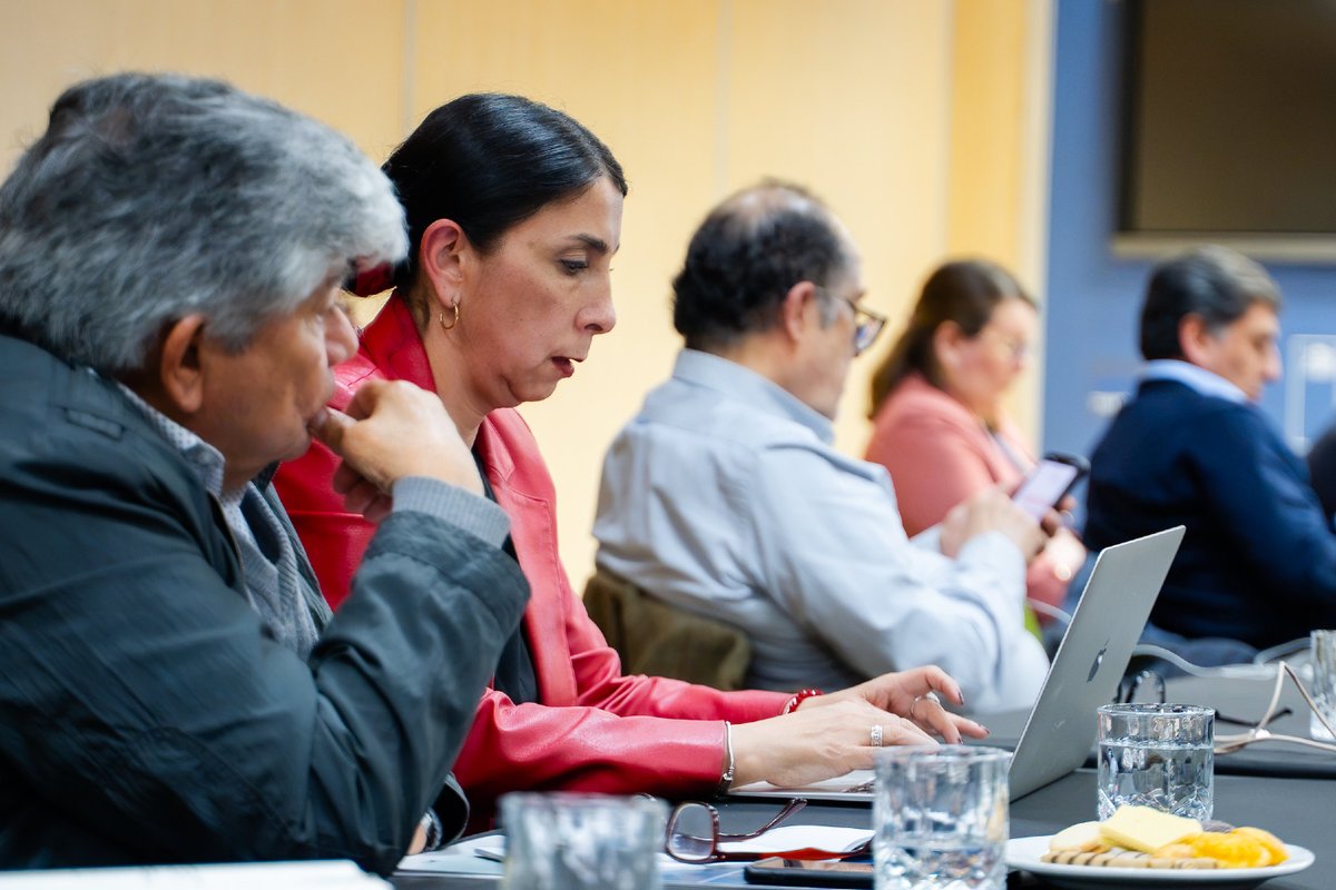 ministeriosalud's tweet photo. Este jueves se vivió la tercera sesión plenaria del Consejo Nacional de Salud, encabezada por la ministra de Salud, May Chomali, con la participación de los subsecretarios Alejandra Pizarro y Julio Montt, además de expertos de los ámbitos público, privado, académico y gremial.

La valiosa instancia de diálogo buscar elaborar propuestas para fortalecer la salud pública del país, haciéndola más resolutiva y centrada en las personas.