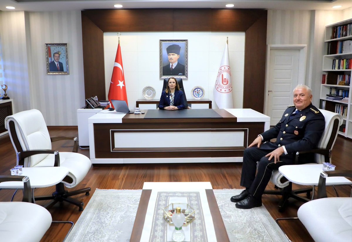 tcbartinvalilik's tweet photo. Valimiz Dr. Nurtaç Arslan, Cumhurbaşkanımız Sayın Recep Tayyip Erdoğan’ın imzasıyla Resmi Gazete’de yayımlanan Emniyet Müdürleri Kararnamesi ile Bartın İl Emniyet Müdürü olarak atanan Bülent Gürcan’ı makamında kabul etti. 

Vali Arslan, İl Emniyet Müdürü Gürcan’a hayırlı olsun dileklerinde bulunarak yeni görevinde başarılar diledi.