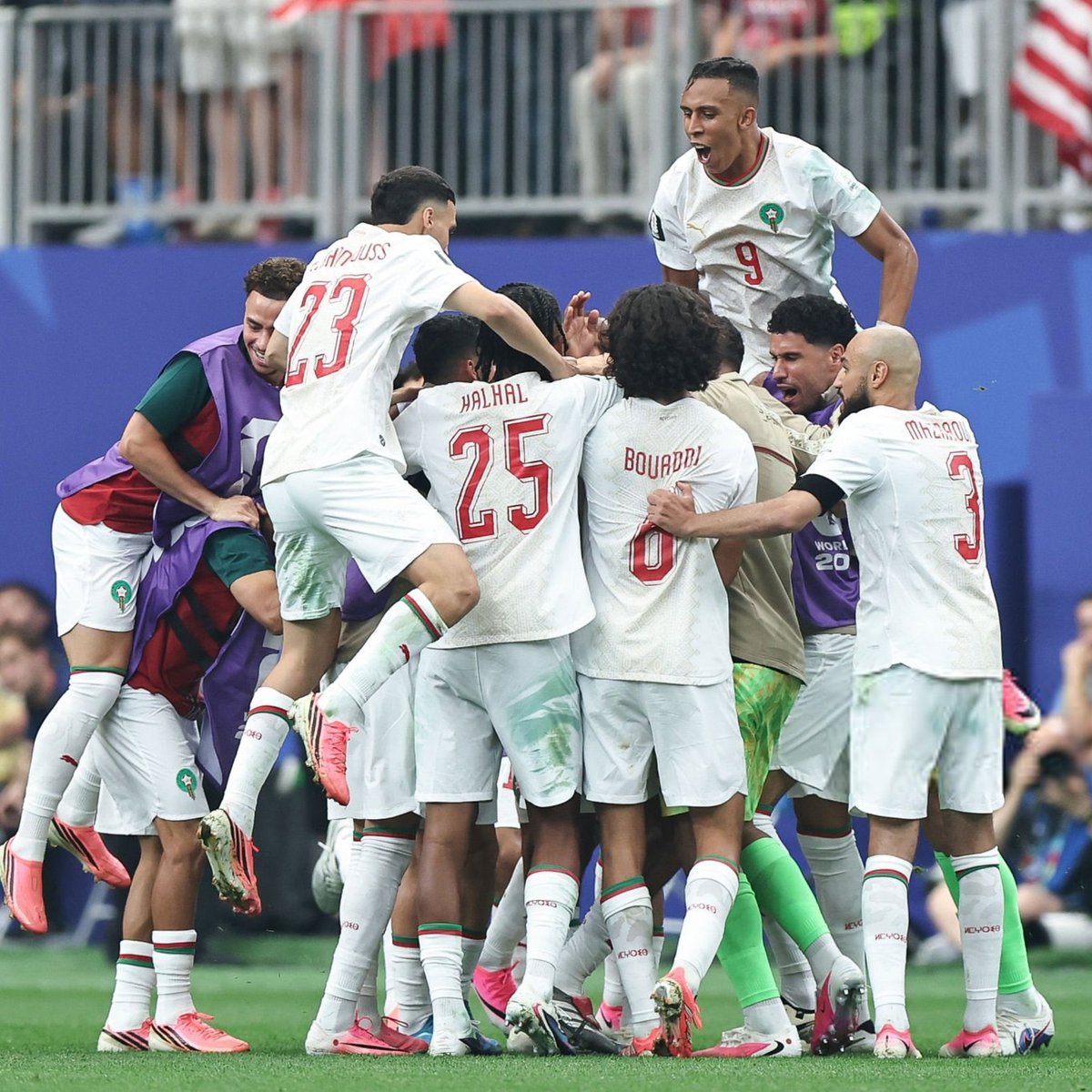 ActuFoot_'s tweet photo. 🚨🚨 OFFICIEL ! LE MAROC 🇲🇦 GRIMPE DANS LE TOP 5 DU CLASSEMENT FIFA !!!!!! 📊5️⃣

🇪🇸 1. Espagne
🇦🇷 2. Argentine
🇫🇷 3. France
🏴󠁧󠁢󠁥󠁮󠁧󠁿 4. Angleterre
🇲🇦 5. MAROC 🆕

Le Brésil 🇧🇷 redescend d’une place après son nul face à l’Australie.