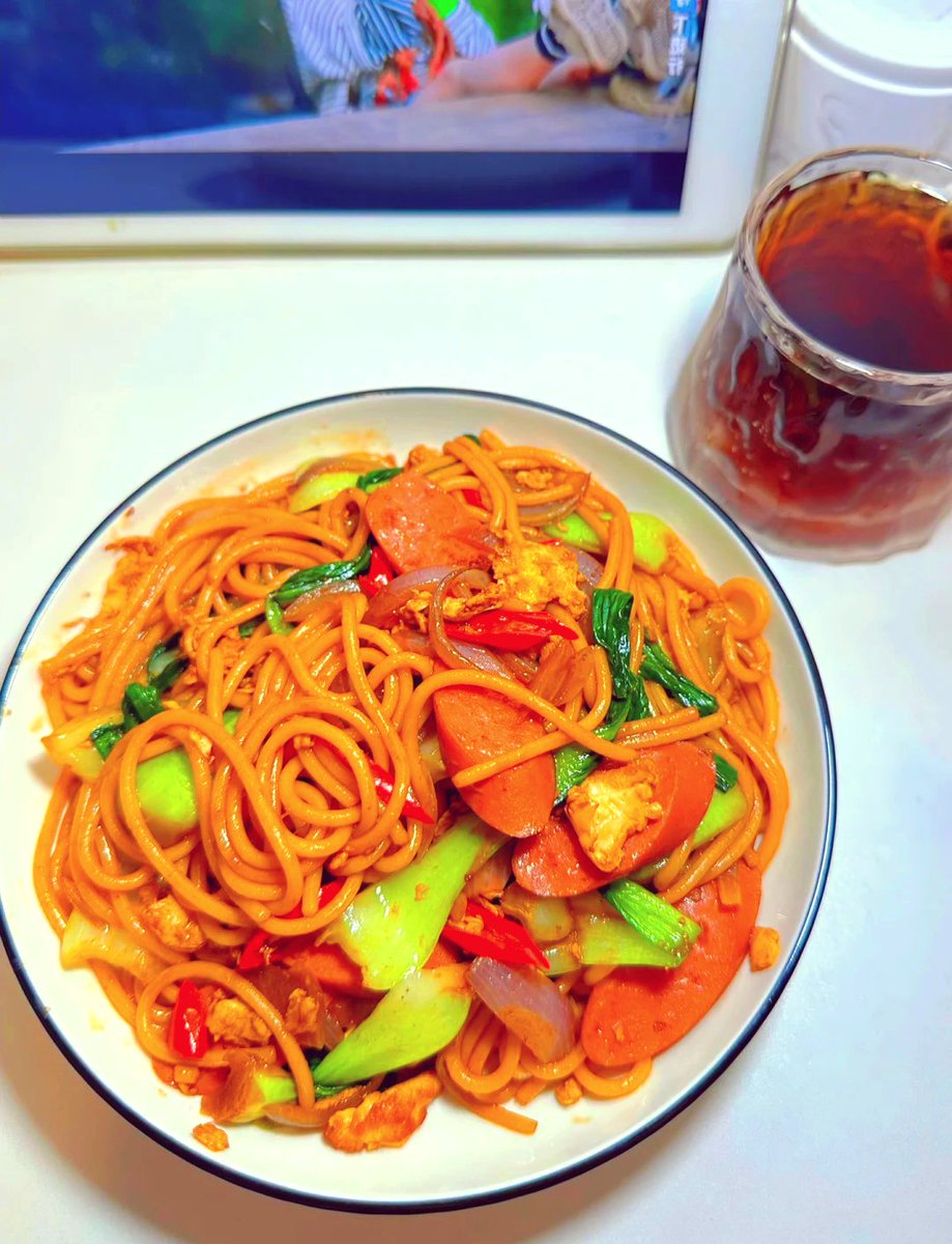 MaribethKnxe's tweet photo. Hoy cocino pasta sin ayuda de mi mamá, logré armar una comida rica toda yo solo — pequeo paso que me hace sentir crecer. https://t.co/MfDzg4u1yK