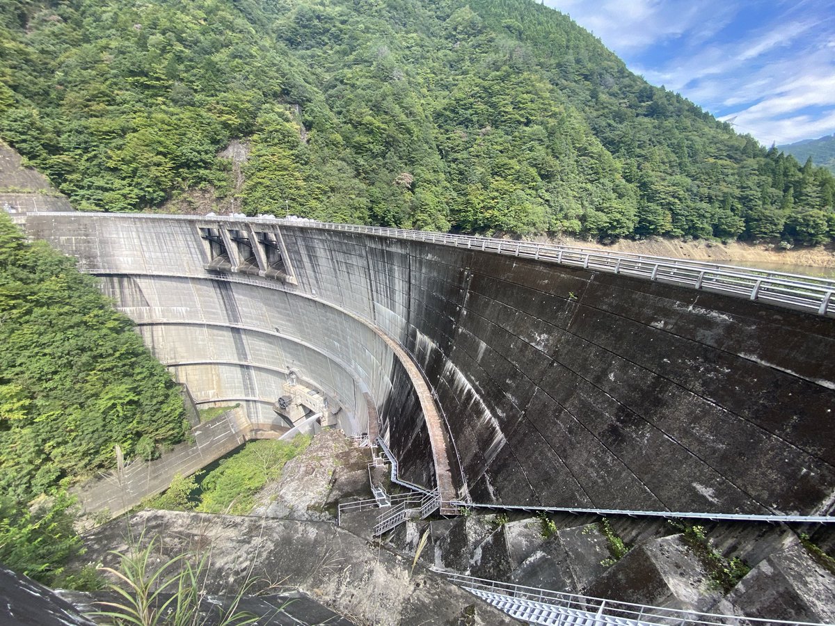ahotari1819's tweet photo. 合計208基目、奈良県 旭ダムにチェックイン！ #DamApp

天端は立入禁止でした。。

下流側も、通行可と立入禁止の揃い踏み。。 https://t.co/k4dJiZfWdg