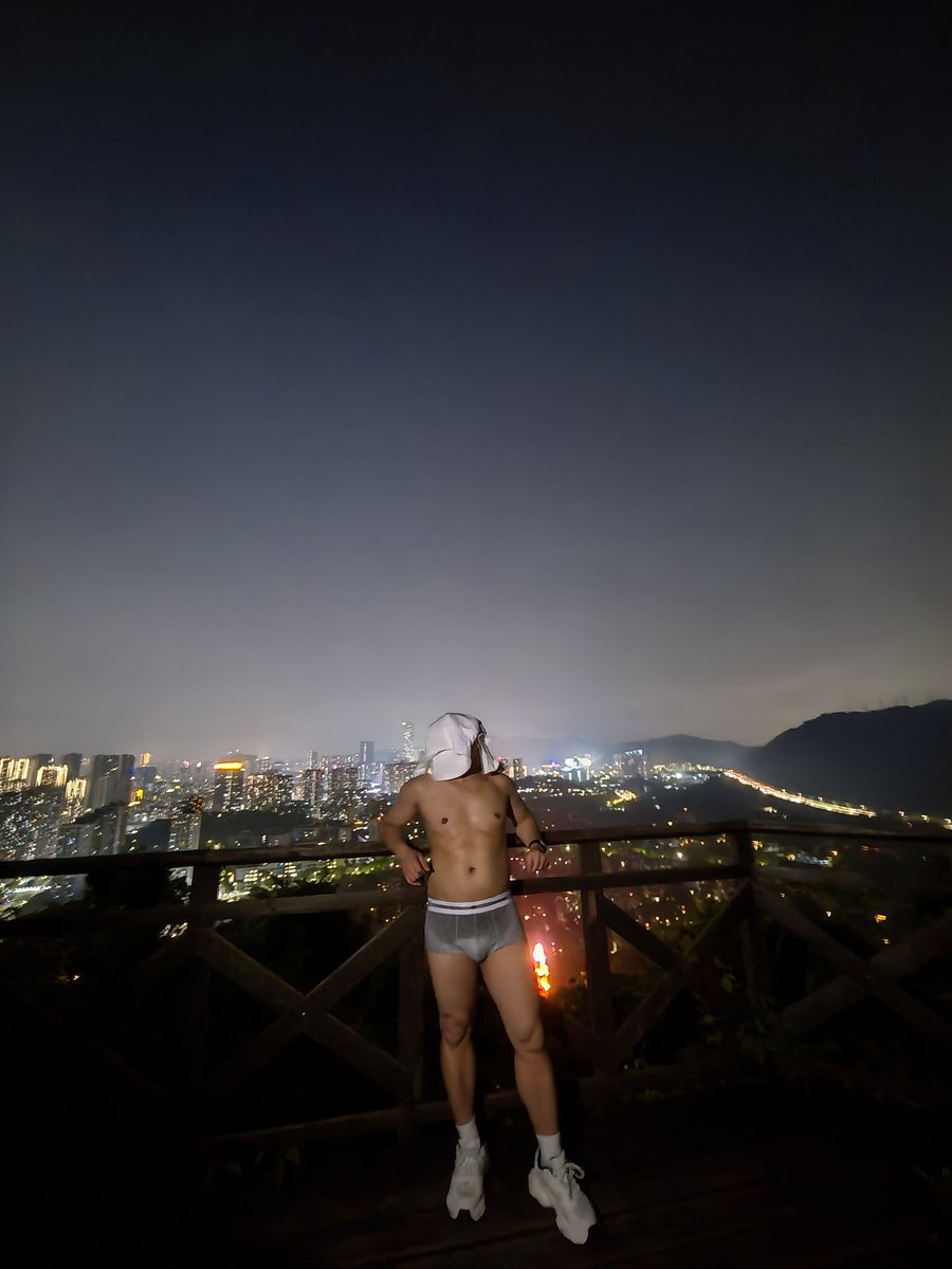 HCT578's tweet photo. 深夜公园山顶天体 #户外运动 #天体 #山顶 #暴露 https://t.co/qLZImyl9R1