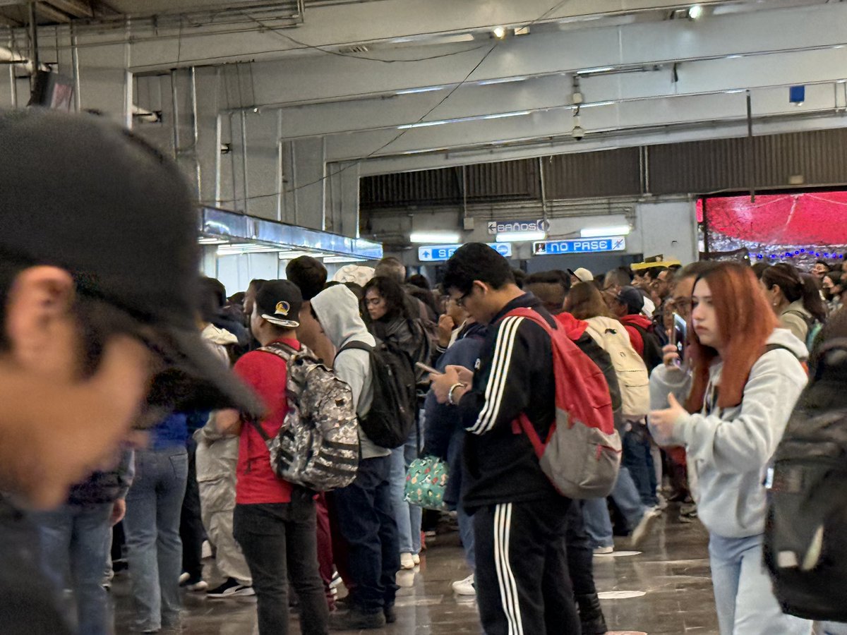 escamilla7702's tweet photo. @MetroCDMX No están permitiendo el acceso a la gente ahí en toreo toda la gente está detenida a ver con que salen ahora con la línea , shale y elnpincehe gobierno haciendo sus pinches leyes pendejas de los memes cundo deberían ver lo importante https://t.co/trRvIJnkat