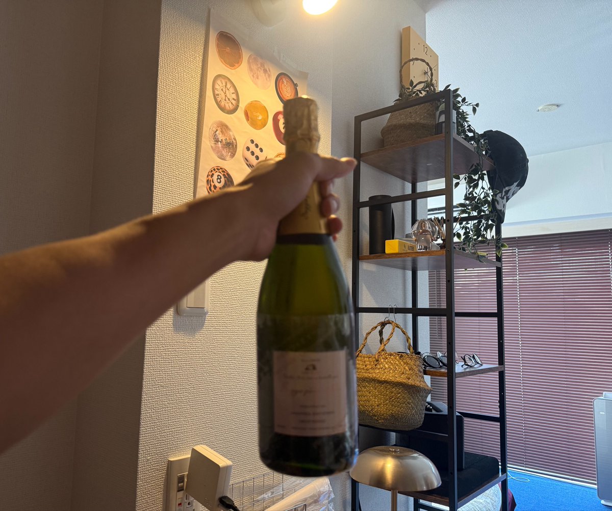 moc_moc5's tweet photo. 引っ越し祝いで🍾持ってきてくれた https://t.co/TChPZvlDvB