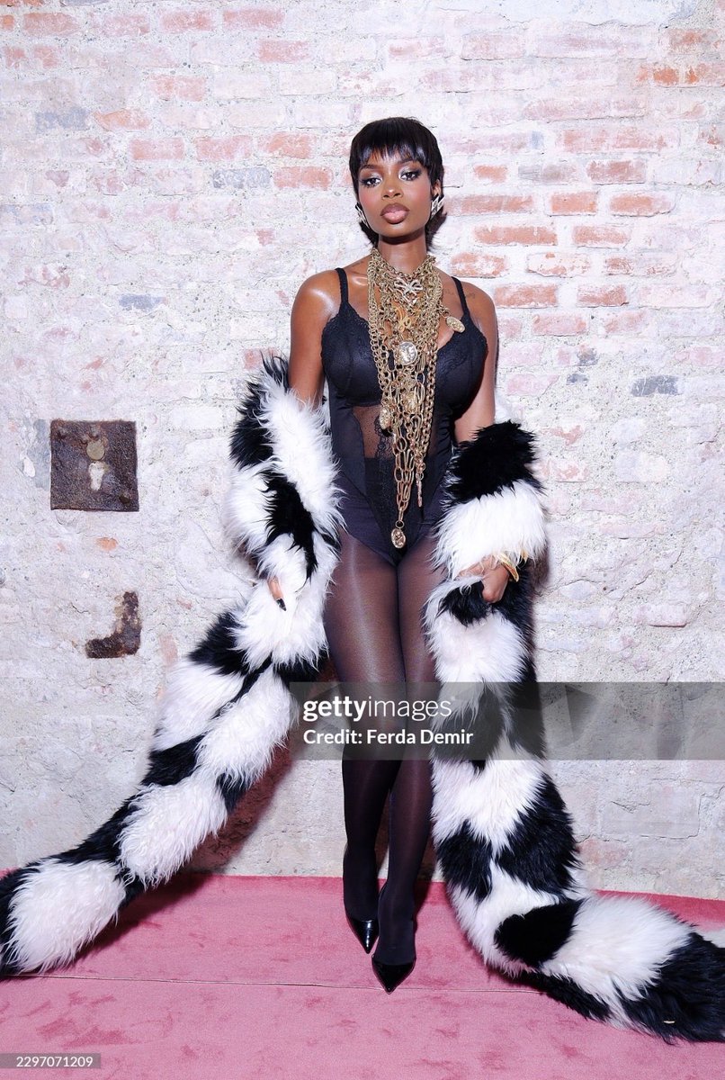 olandriabase_'s tweet photo. Olandria leaves us speechless in new photos from the Bluemarine SS27 Show!

OLANDRIA STUNS FOR BLUMARINE #OlandriaxBlumarineSS27  #BlumarineSS27 https://t.co/82FzFmh3dt