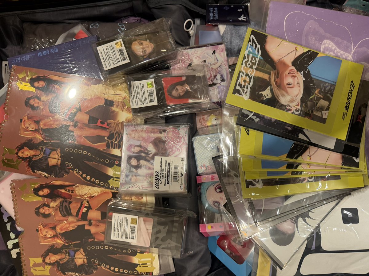 ttandcantstop's tweet photo. มีสินค้าพร้อมส่ง บางชิ้นลดราคาจำนวนมาก จะหาเงินเย็นให้คุณแม่กันฉุกละหุกเพราะชีผ่าตัดเนื้องอกลำไส้ใหญ่เดือนหน้า จะมาวางขายใต้เธรดนี้ 

ตอนแรกจะทำเป็นกล่องสุ่ม aespa แต่ว่ายังไม่มีเวลามากพอเพราะว่าของเข้าหนักมาก 🥹 

ฝากทุกคนช่วยรีโพสต์ให้หน่อยนะครับ  ขอบคุณล่วงหน้ามาก ๆ เลยครับ https://t.co/gmtAUxL97B