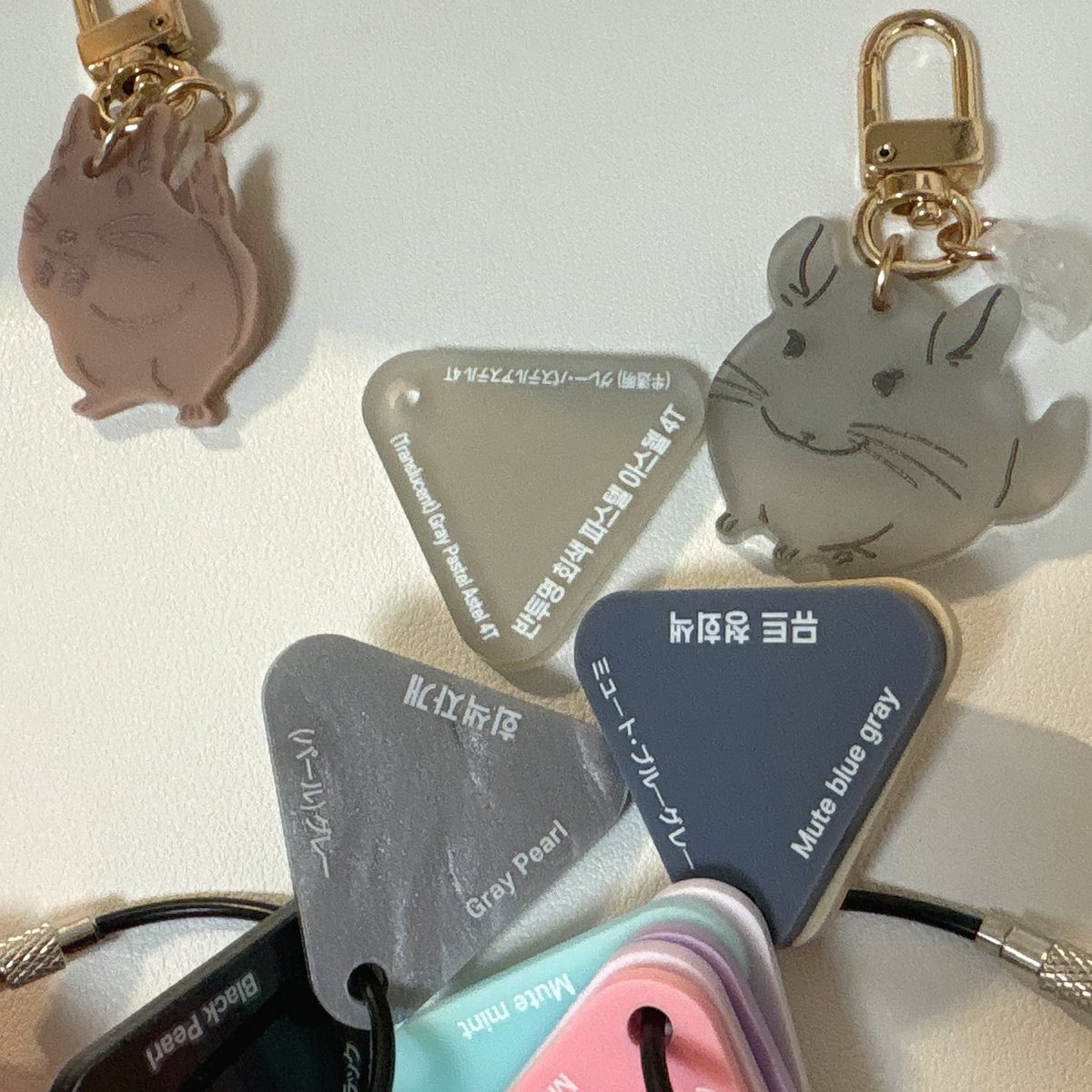 Chinchilla_Mark's tweet photo. アクリルチャームですが、チンチラ3カラーが完売したので再生産を進めています！

ブルーデグーちゃんもいたら嬉しいというメッセージをいただいたので
良い色がないかなぁと探しています🩶 https://t.co/54GWTmuJIT