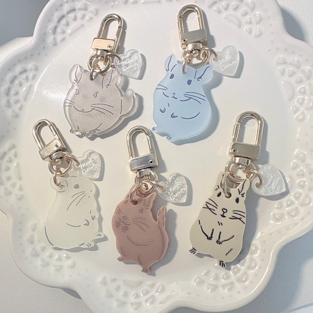 Chinchilla_Mark's tweet photo. アクリルチャームですが、チンチラ3カラーが完売したので再生産を進めています！

ブルーデグーちゃんもいたら嬉しいというメッセージをいただいたので
良い色がないかなぁと探しています🩶 https://t.co/54GWTmuJIT