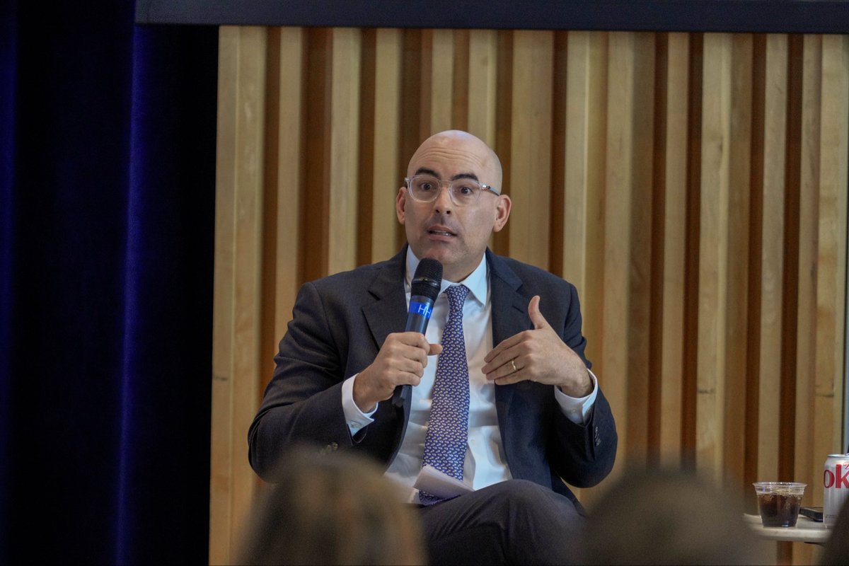 FUNGLODE's tweet photo. ¿Hacia dónde se dirigen las democracias de América Latina?

El Panel 3 del 8.º Foro Global América Latina y el Caribe 2026 puso sobre la mesa algunos de los principales desafíos que acompañan el actual ciclo electoral de la región.

Alejandra Barrios, Diego Area y Gerardo de Icaza analizaron un escenario marcado por los cambios en la participación ciudadana, las transformaciones de los partidos políticos, el peso creciente de las redes sociales y las nuevas dinámicas que están redefiniendo la relación entre electores, instituciones y liderazgo político.

La conversación permitió mirar más allá de las urnas y reflexionar sobre la fortaleza de las democracias latinoamericanas en un contexto global atravesado por profundas transformaciones.

#GlobalForum2026 #LACForum2026 #Funglode #GFDD #LatinAmerica