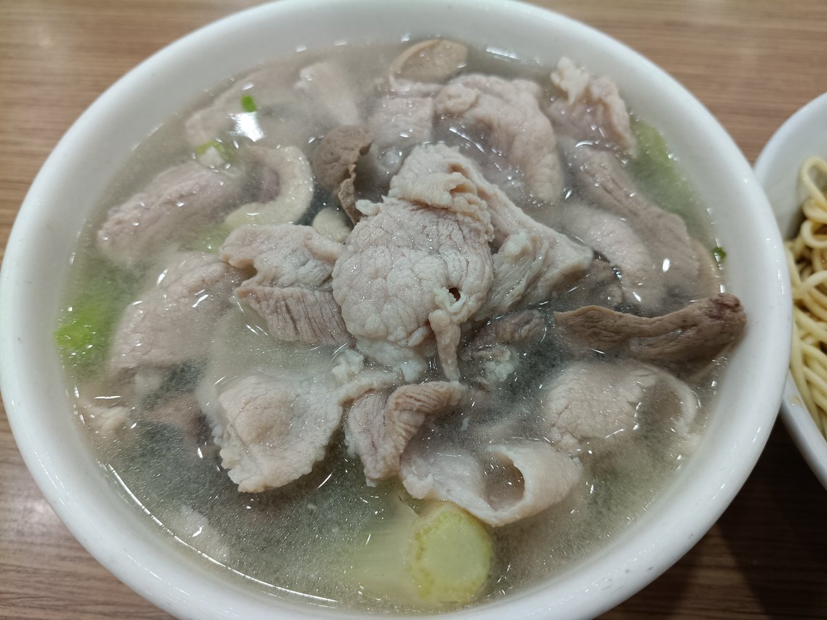 bci_'s tweet photo. 昨晩、外食で注文の際に店の人が私が日本人であることを知り話していると、そばにいた客の青年が日本語で話しかけてきた。最近まで日本の大学にいたが、学費が払えず休学して深圳に戻ってきたらしい。食べながら彼と話したが、「こっちに来て不安はないですか？」と聞いてきた。

「何も不安は感じませんが⋯何故？」と質問すると、青年はしばらく考え込んで、
「こっちは世界人民大団結！世界人民大団結！だからですよ」と答えた。

これは北京の天安門に掲げられているスローガンである。つまり、日本語であっても公衆の面前で共産党の悪口は言えない。だから、こういう言い方をするのだろう。

つまり彼は日本留学で今の日中関係を外部から客観視し、日本人が中国で拘束されているのを知っているから、このような心配をしてくれたのだと思われる。