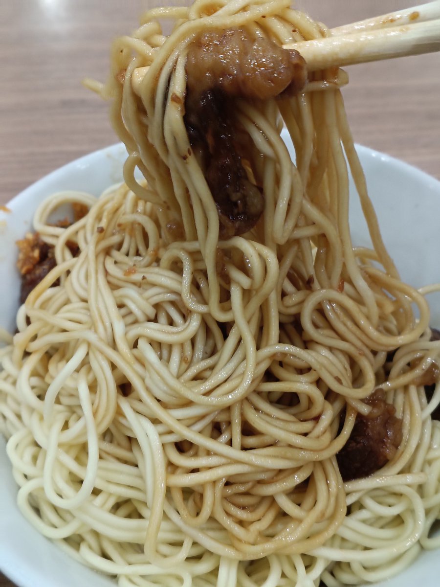 bci_'s tweet photo. 昨晩、外食で注文の際に店の人が私が日本人であることを知り話していると、そばにいた客の青年が日本語で話しかけてきた。最近まで日本の大学にいたが、学費が払えず休学して深圳に戻ってきたらしい。食べながら彼と話したが、「こっちに来て不安はないですか？」と聞いてきた。

「何も不安は感じませんが⋯何故？」と質問すると、青年はしばらく考え込んで、
「こっちは世界人民大団結！世界人民大団結！だからですよ」と答えた。

これは北京の天安門に掲げられているスローガンである。つまり、日本語であっても公衆の面前で共産党の悪口は言えない。だから、こういう言い方をするのだろう。

つまり彼は日本留学で今の日中関係を外部から客観視し、日本人が中国で拘束されているのを知っているから、このような心配をしてくれたのだと思われる。