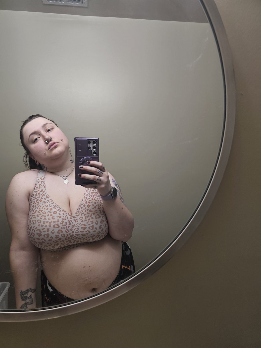 GeminiGenitalia's tweet photo. This bra is fighting for its life trying to support me
#bbw #bra #horny #goon #goonette #goth #domme #dommymommy https://t.co/aGTHsCJNJ6