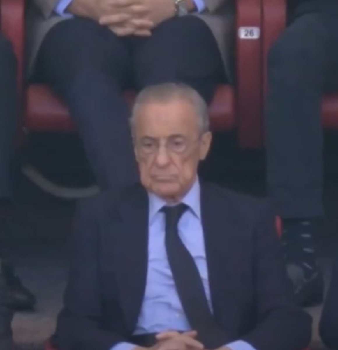 UnNuevoRM's tweet photo. EL VERDADERO PROBLEMA DEL REAL MADRID NO ES NINGÚN PERIODISTA

El vídeo de RMTV contra Juanma Castaño no es una defensa del Real Madrid. Es una bomba de humo. Un montaje de hemeroteca publicado justo cuando el foco debería estar en otra parte. 

Si se habla de Castaño, no se habla de Florentino Pérez. Y eso, a estas alturas, no es una casualidad. No hay más ciego que el que no quiere ver.

Mientras el club se dedica a recopilar frases de un periodista, el madridismo sigue sin respuesta sobre lo que realmente está pasando. Dos temporadas en blanco. Un inicio de Liga en el que el Barcelona ya va por delante con claridad y el Atlético acaba de ganar el derbi. Un equipo que no enamora, que recibe pitos y una afición que mira al palco. Una renovación millonaria de Vinicius que muchos no entienden. Y una planificación deportiva que vuelve a dejar los mismos agujeros.

Si se habla de Castaño, no se habla de la operación que Florentino y Anas Laghrari llevan tiempo preparando: crear una filial, traspasar el negocio del fútbol y el baloncesto y vender un porcentaje a un inversor privado. Ellos lo llaman “valorar el club”. Otros lo llamamos el primer paso para que el Madrid deje de ser de sus socios.

Si se habla de Castaño, no se habla de que el hombre de confianza del presidente cobró, según El Confidencial, más de 10 millones de comisión por ayudar al Barcelona a vender derechos de televisión y salvarse financieramente. Ni de que el propio Florentino dijo en asamblea que había que ayudar al Barça —pese al caso Negreira— porque era su único aliado en la Superliga. Una Superliga que, años después, se ha quedado en un acuerdo que parece más rendición.

Si se habla de Castaño, no se habla de la reforma del Bernabéu: un estadio de 1.600 millones con problemas de licencias, ruido, aparcamientos y conciertos parados. Tampoco de Carlos Clara, condenado por agresión a un socio del club, que sigue siendo socio compromisario, sigue vinculado a la Grada Fans y que estuvo en la sede electoral de Florentino. 

El club que monta vídeos criminalizando a periodistas convive con condenados en su entorno.

Y una última incoherencia: cuando El Chiringuito de Pedrerol fue a por Vinicius con dureza, no hubo vídeo institucional. El enemigo útil aparece cuando conviene tapar el resto.

El Real Madrid no necesita recopilar cortes de un tertuliano. Necesita un equipo que juegue,una dirección que asuma errores y un presidente que deje de convertir cada crisis en una guerra mediática con enemigos en cada esquina.

Mientras el club se pelea con Castaño, el foco se aleja de Valdebebas, del palco y de las decisiones que realmente están cambiando el club. 

No caigáis en la trampa. 

El problema no está en la COPE. Está en el palco del Bernabéu.
