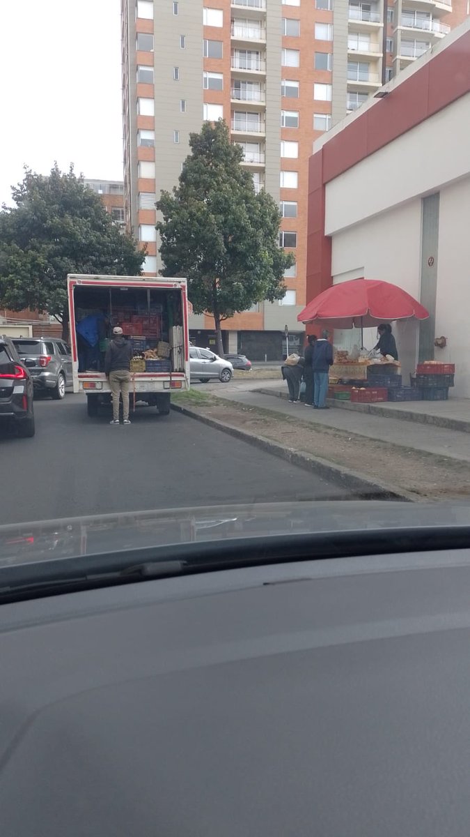 MichaelSegCD's tweet photo. Se volvió un negocio en Bogotá distribuir varios puntos de ventas informales en el espacio público un solo dueño y poner empleados atender estos puntos
Son vulnerables? 
Les pagan seguridad social ? 
Esto pasa en la calle 147 con 9na , dónde está el control por parte del distrito?