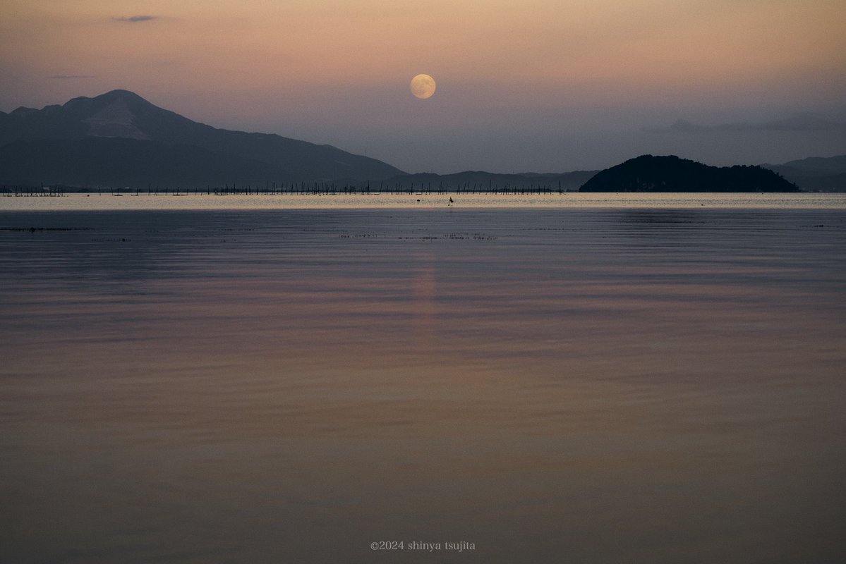 gt_shinya's tweet photo. #中秋の名月

写真集「UNKNOWN LAKE 琵琶湖」より https://t.co/d0X4g18ENz