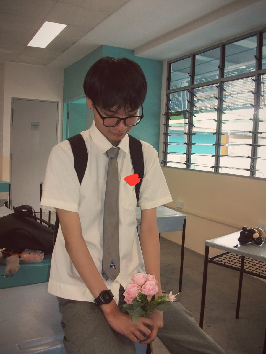 a4appleboii's tweet photo. Finally graduated from secondary school... 
Blehh 💔🤤 https://t.co/SSq6bODuYB
