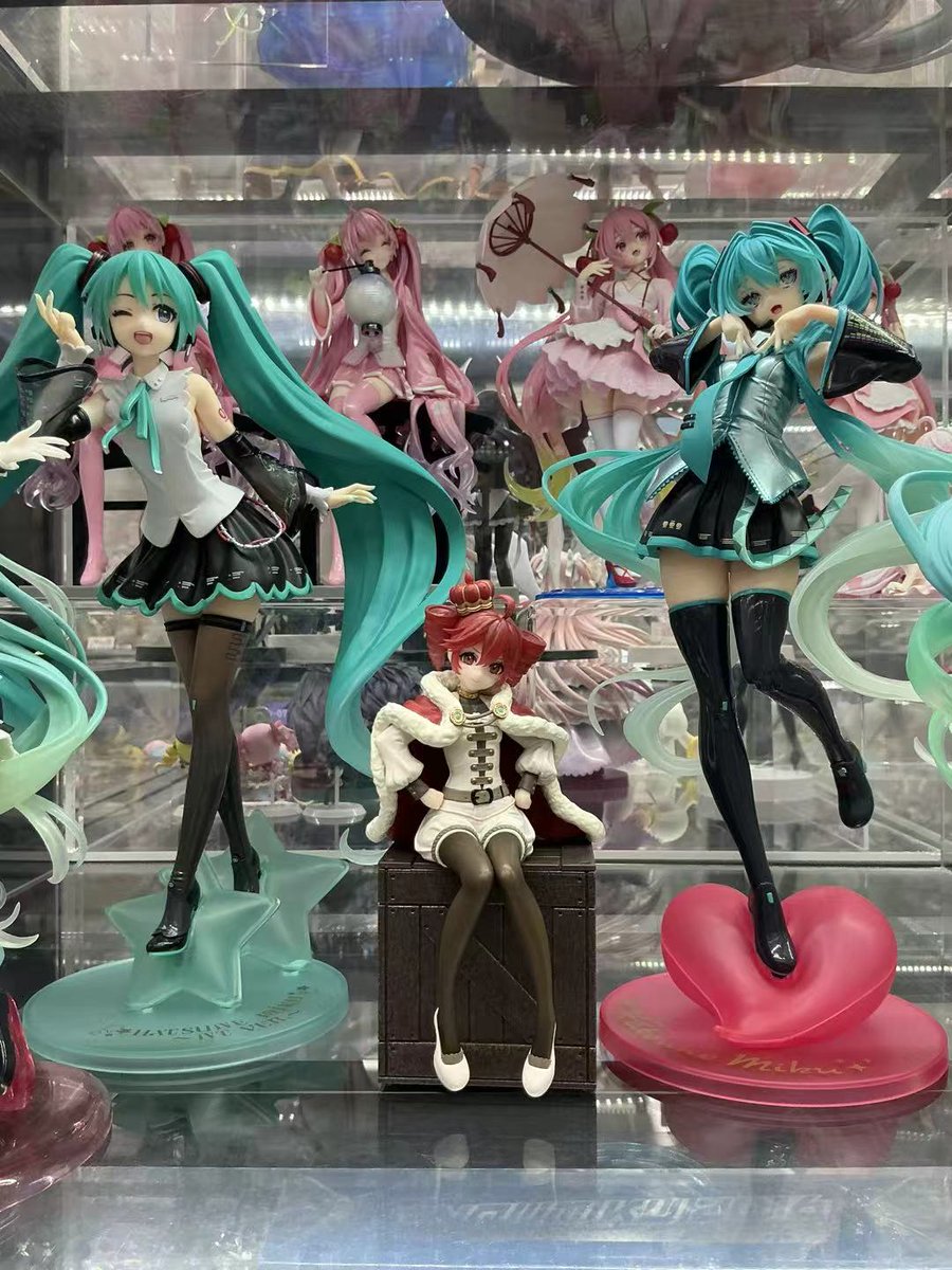 TIMEKO_hobby's tweet photo. 今回のおすすめは『初音ミク』×『T-most』！

余計な飾りはなし！シンプルながらも圧倒的な存在感の『T-most NTver.』
小悪魔的なほほえみとポージングの『T-most』

そのあまりの大きさに、テトさんも圧倒されてます🥖🥖🥖

実物をぜひ店頭で見てみてください！

#フィギュア #初音ミク #重音テト https://t.co/pdvnRHml8u