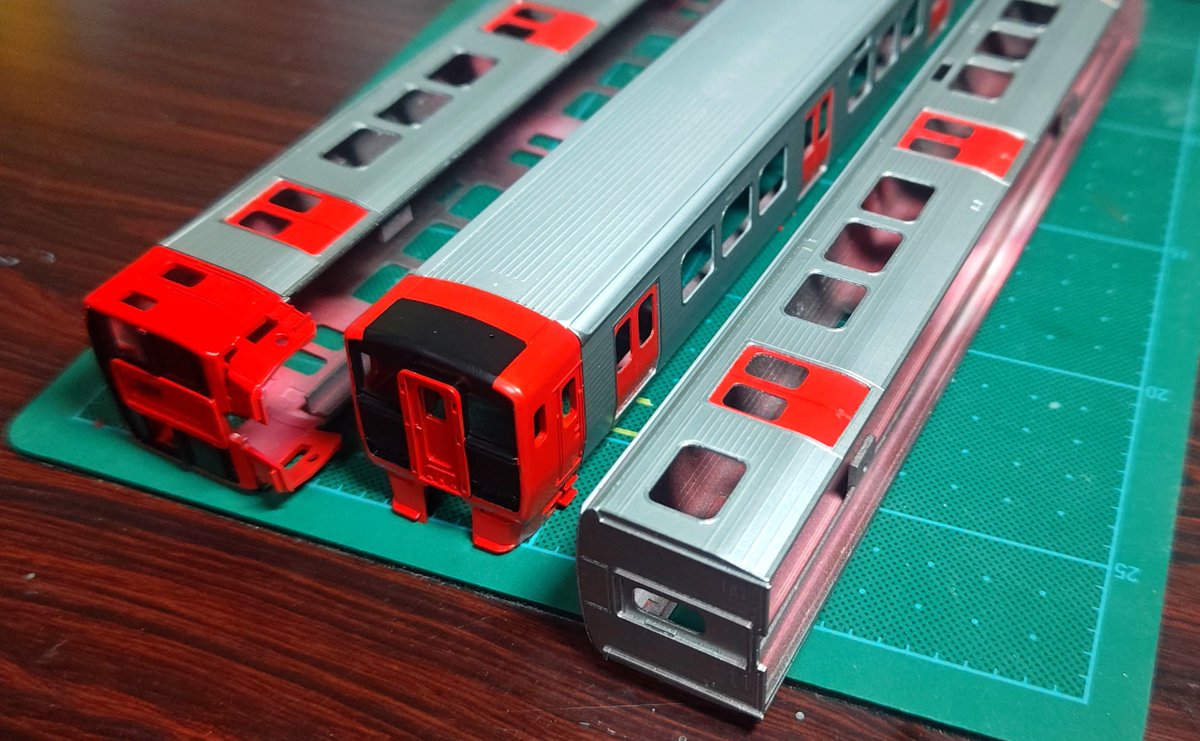 souta_model's tweet photo. 九州の快速電車「赤」

車体の塗装が大体終わりました。
顔の塗装が難しいですね💦 https://t.co/rmC9Jq86AN