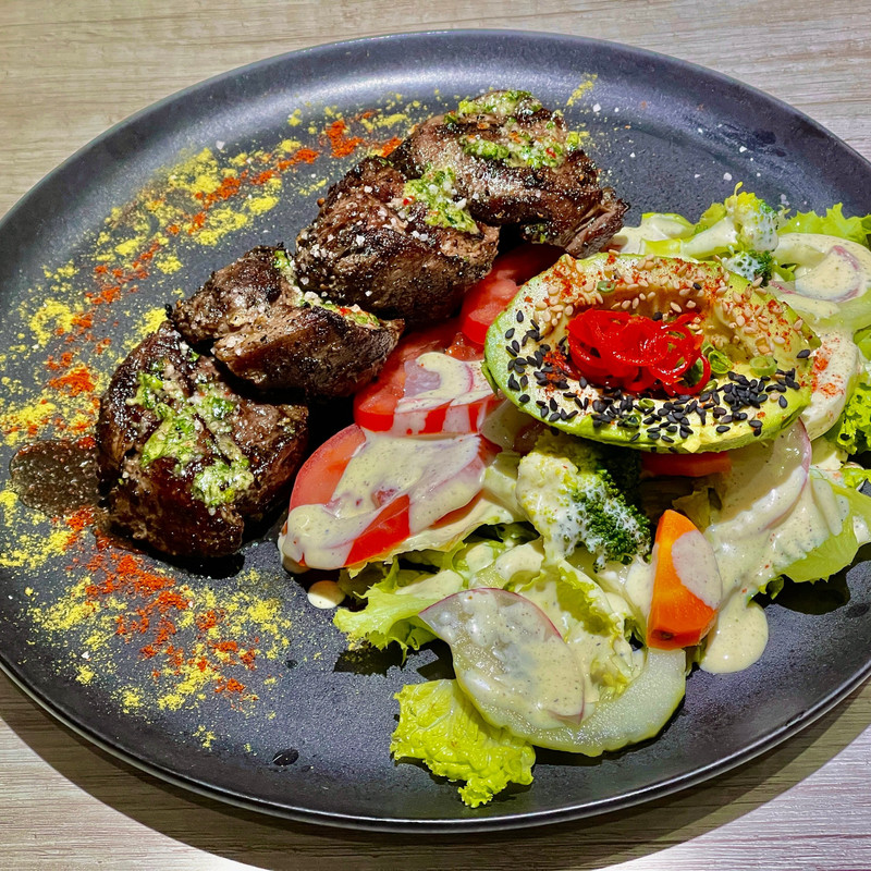 ArdelleRusjmo's tweet photo. Comidas exóticas que sorprenden tu paladar: platos auténticos de la cocina peruana con anticuchos tiernos y salsa de ají.， https://t.co/Hmp2zt44Oa