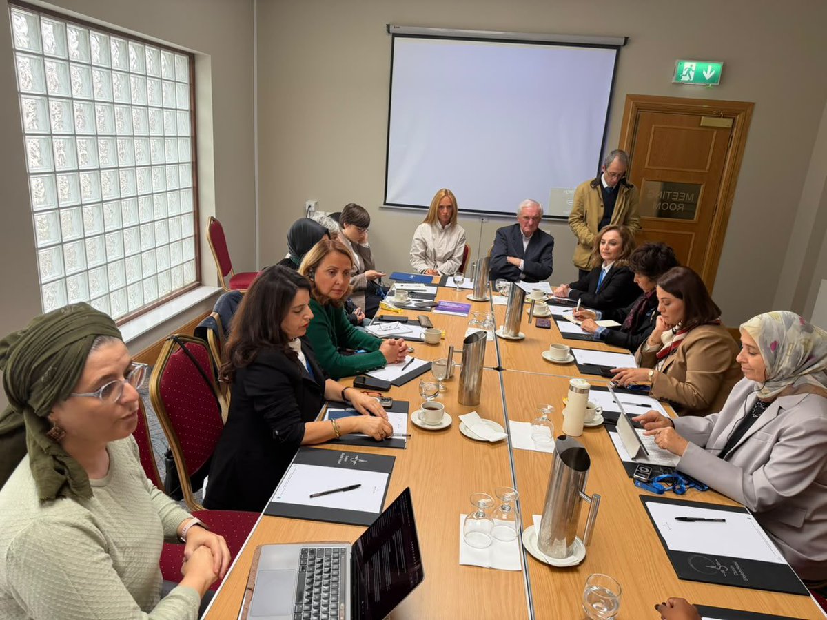 semradincerchp's tweet photo. 📍Dublin, İrlanda 

Bugün Dublin’de devam eden programımızda Ulusal Kadın Konseyi ile gerçekleştirdiğimiz görüşmede kadınların barış süreçlerine katılımı ve kalıcı barışın inşasında kadın örgütlerinin katkıları ele alındı.

Program kapsamında İrlanda’nın eski Başbakanı Bertie Ahern ile bir araya gelerek barış süreçleri ve siyasi diyalog üzerine değerlendirmelerde bulunduk.

Görüşmeler, İrlanda’daki farklı deneyimlerin ve uygulamaların yakından değerlendirilmesi açısından bizlere önemli bir paylaşım imkanı sundu.