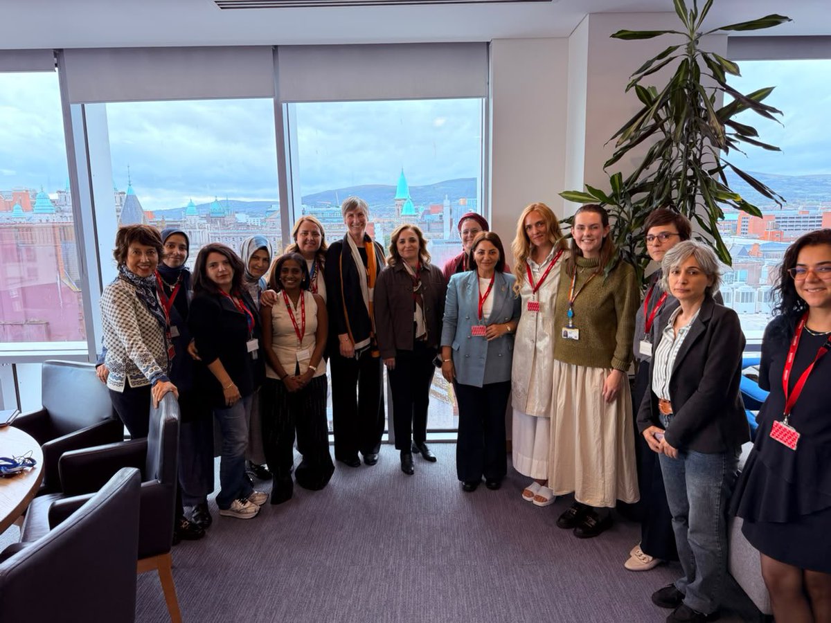 semradincerchp's tweet photo. 📍Dublin, İrlanda 

Bugün Dublin’de devam eden programımızda Ulusal Kadın Konseyi ile gerçekleştirdiğimiz görüşmede kadınların barış süreçlerine katılımı ve kalıcı barışın inşasında kadın örgütlerinin katkıları ele alındı.

Program kapsamında İrlanda’nın eski Başbakanı Bertie Ahern ile bir araya gelerek barış süreçleri ve siyasi diyalog üzerine değerlendirmelerde bulunduk.

Görüşmeler, İrlanda’daki farklı deneyimlerin ve uygulamaların yakından değerlendirilmesi açısından bizlere önemli bir paylaşım imkanı sundu.