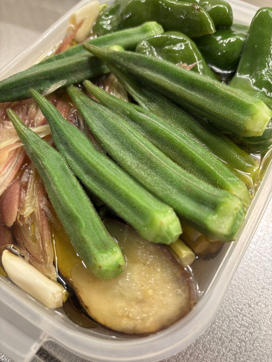 junpeishiina's tweet photo. このSWに西日本を旅する間ずっと冷蔵庫に置いてけぼりだった野菜たちを焼きびたした。だいたいのことは焼きびたせば解決する。 https://t.co/xGYCZpBIuU
