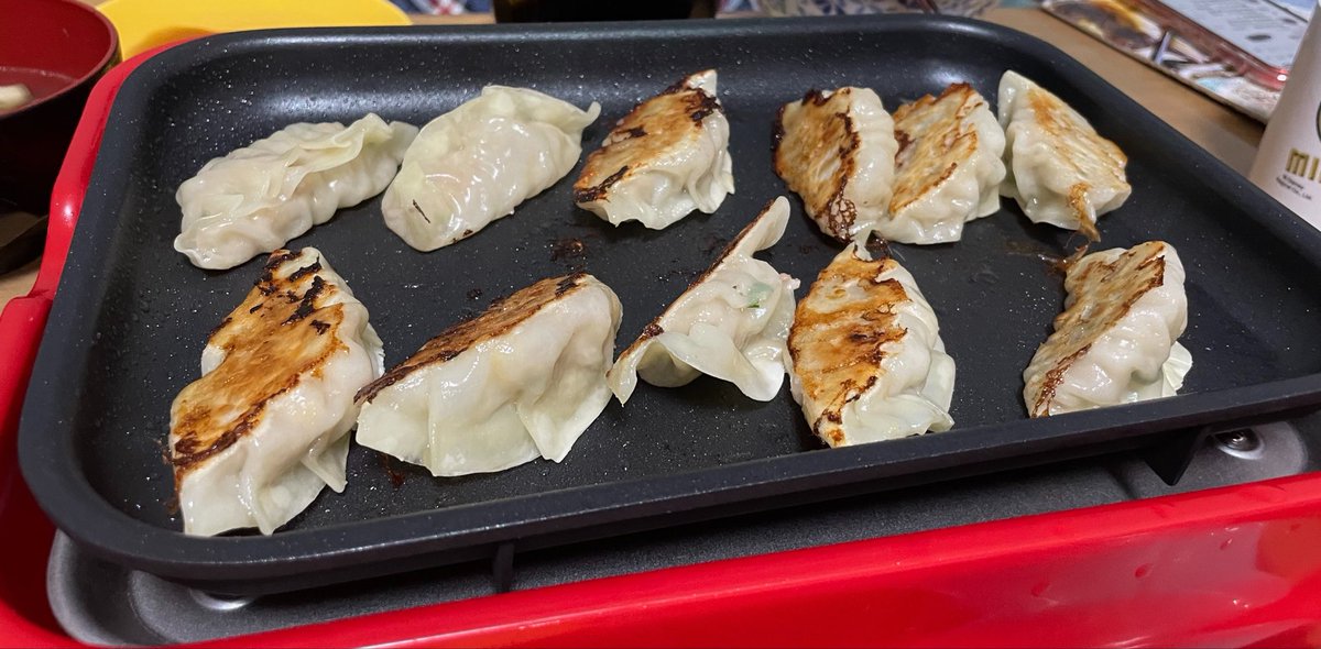 yfb_8272c's tweet photo. 娘がお手伝いしたいと言ってきたので、餃子をパパと一緒に作りました！餃子のタネをこねたり、皮に包んだり世界に一つだけの美味しい餃子を作ってくれました😍美味しさ倍増です😂
自分がやりたい、したいことが増えたくさん成長が見れて嬉しいですね☺️
#手作り餃子
#お手伝い
#二世の日常 https://t.co/HNei9vdyxC