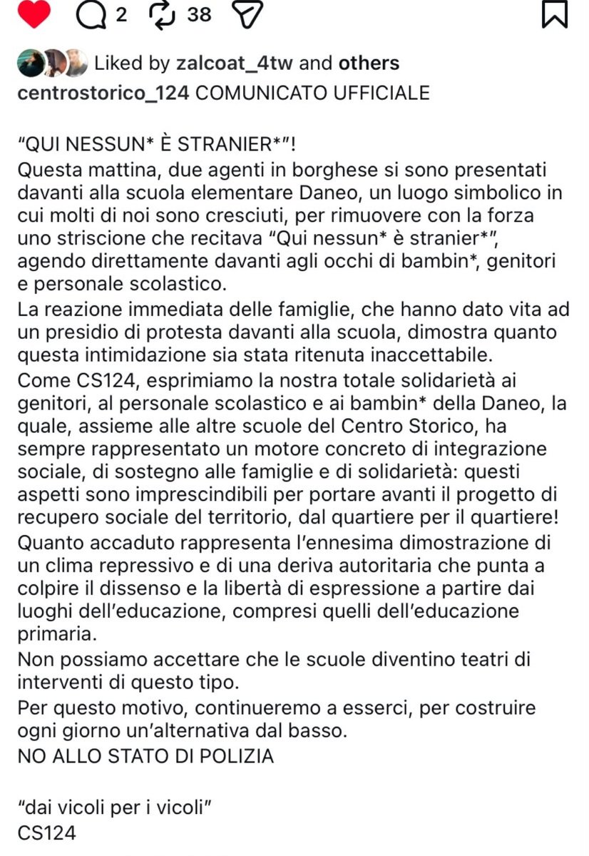 CrespiEnrico's tweet photo. In una scuola elementare nel centro storico di Genova, #Daneo, i genitori e i bambini hanno appeso uno striscione: "Qui nessuno è straniero".
La polizia è intervenuta per toglierlo. In un paese civile chi ha dato l'ordine dovrebbe essere punito. Come chi fomenta odio x propaganda https://t.co/mFV7r1rD2v