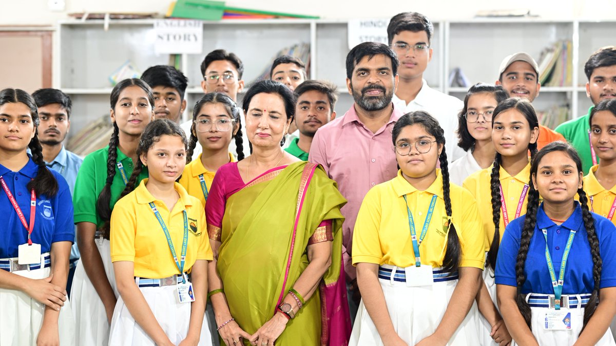BrightLand79679's tweet photo. 🇮🇳 3,000 students, one voice, one spirit of #patriotism !

The students of #Bright #Land #Sanskriti School, #Palamu, came together to sing Vande Mataram, creating a #memorable @moment of @unity, @pride, and love for the @nation.🇮🇳 https://t.co/w87xUBLRa3