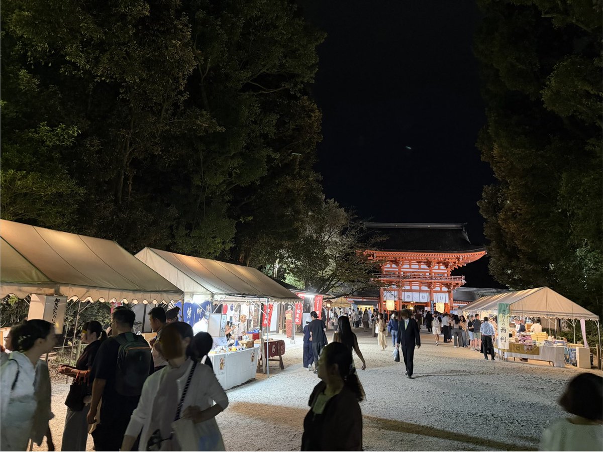 K_co1114's tweet photo. 9/25②
人生初、下鴨神社【名月管絃祭】行ってきました🌔

篝火が焚かれた幻想的な雰囲気の中、尺八や琴、琵琶の演奏、十二単の舞などが奉納され素晴らしかったです✨

参道では、
京の老舗や下鴨神社青年会オリジナルコーヒーなどが出店されている【かがりび市】の美味しいものにしっかり散財😋

京都ならではの五感が満たされた素敵な時間に感謝しつつ、五穀豊穣と天下泰平を祈願しました💛

#京都移住
#下鴨神社
#名月管絃祭