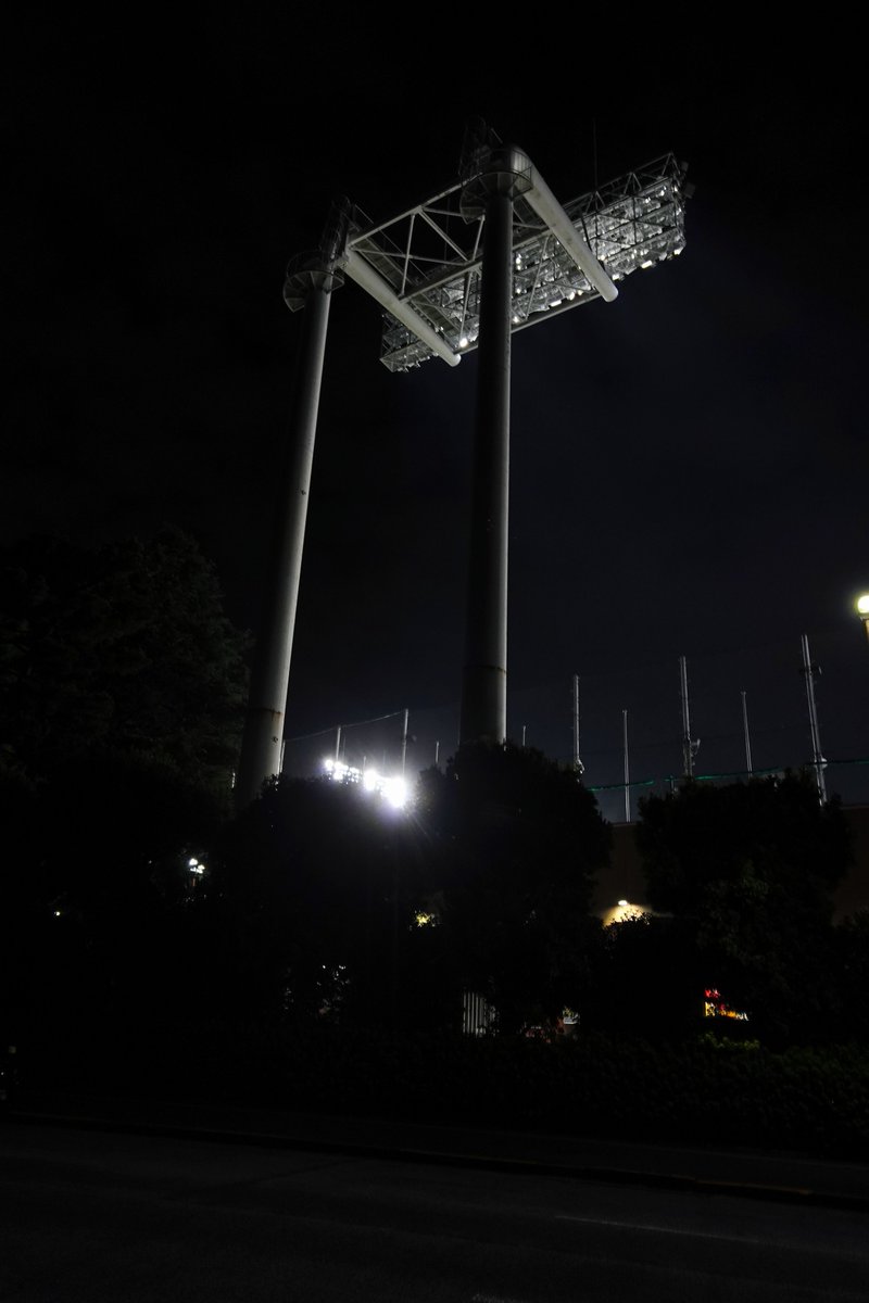 kamta05's tweet photo. 神宮外苑でランニング、というか走ったり歩いたり、、、7km弱でした。

走りってる途中で写真を撮りました、、、けれど夜景の際にグレアが嫌で今日はかなりアンダーにしましたが暗すぎたかも😥

#rx0ⅱ 
#神宮外苑 https://t.co/IsZKeaiAwg