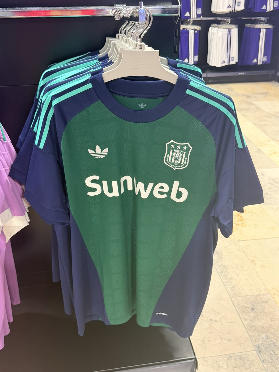 Berker1237's tweet photo. @LefterCubuklusu Hocam Belçika'da yaşıyorum, Anderlecht mağazasında aynı ürün yaklaşık 5600 lira, bu akıl almaz fiyat farkı neden acaba? https://t.co/aZuRAmwYbP