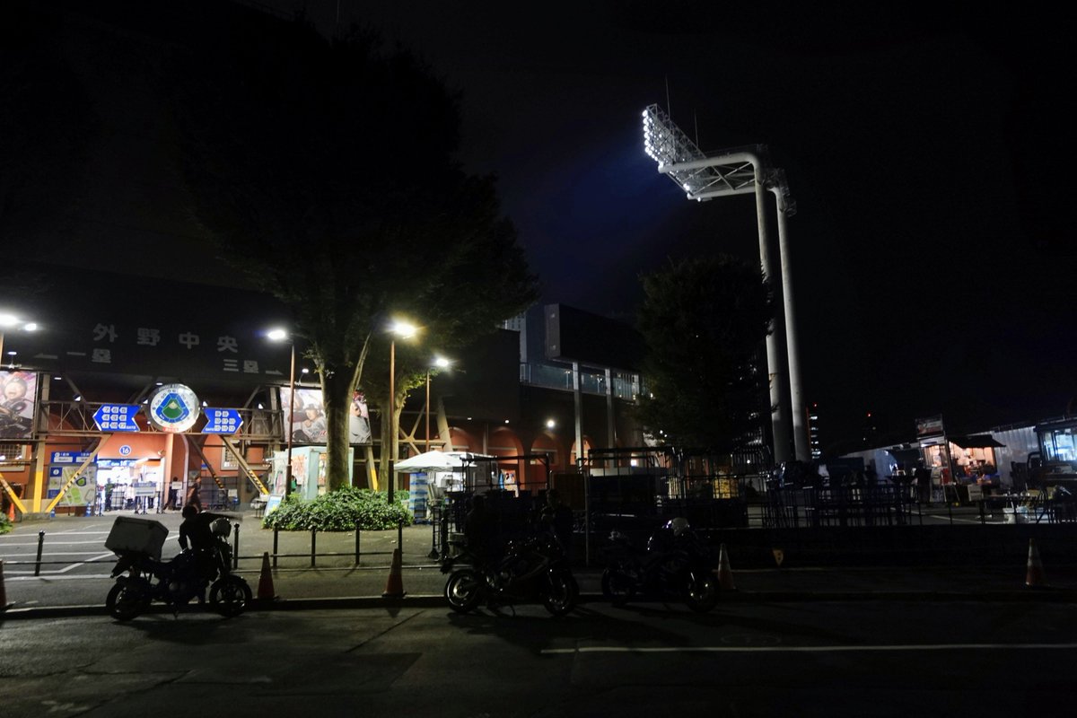 kamta05's tweet photo. 神宮外苑でランニング、というか走ったり歩いたり、、、7km弱でした。

走りってる途中で写真を撮りました、、、けれど夜景の際にグレアが嫌で今日はかなりアンダーにしましたが暗すぎたかも😥

#rx0ⅱ 
#神宮外苑 https://t.co/IsZKeaiAwg